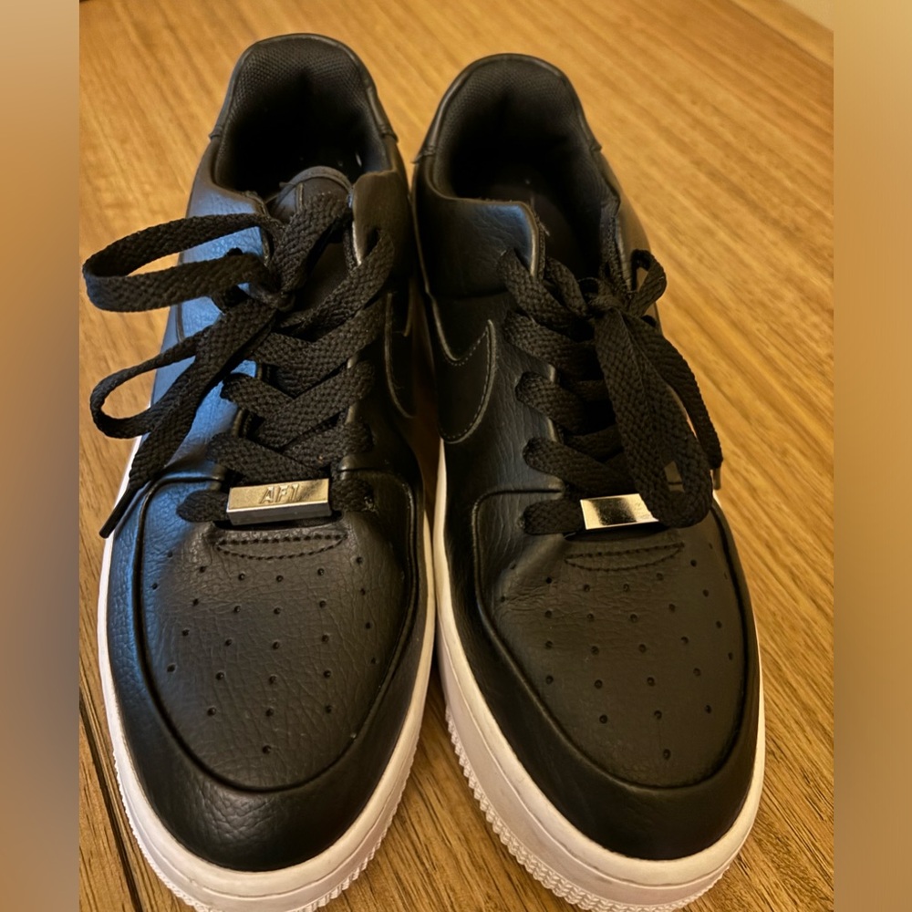 Nike Women’s Air Force 1 size 8.5. Very good condition